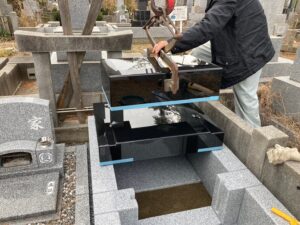 八柱霊園 2024年12月施工事例「黒と白の美しい調和。桜の彫刻が映える洋型墓石」施工 10