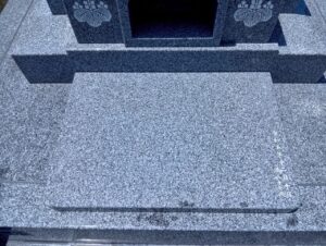 八柱霊園 2025年7月施工事例「奥様を想い建立。カンボジア産の御影石を使用した洋型墓石」完成5