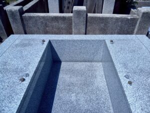 八柱霊園 2025年7月施工事例「奥様を想い建立。カンボジア産の御影石を使用した洋型墓石」施工写真10