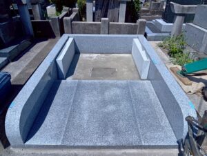 八柱霊園 2025年7月施工事例「奥様を想い建立。カンボジア産の御影石を使用した洋型墓石」施工写真5
