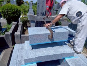 八柱霊園 2025年7月施工事例「奥様を想い建立。カンボジア産の御影石を使用した洋型墓石」施工写真12