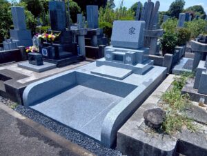 八柱霊園 2025年7月施工事例「奥様を想い建立。カンボジア産の御影石を使用した洋型墓石」完成3
