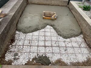 八柱霊園 2025年7月施工事例「奥様を想い建立。カンボジア産の御影石を使用した3型墓石」基礎工事1