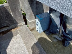 八柱霊園 2025年7月施工事例「奥様を想い建立。カンボジア産の御影石を使用した洋型墓石」施工写真2