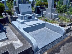 八柱霊園 2025年7月施工事例「奥様を想い建立。カンボジア産の御影石を使用した洋型墓石」完成2