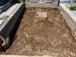 八柱霊園 2025年7月施工事例「奥様を想い建立。カンボジア産の御影石を使用した洋型墓石」基礎工事1