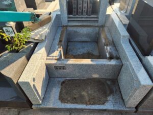 南柏霊園 2025年8月施工事例「未建立だった石碑を新設。外柵はクリーニングで美しさを回復」施工中01