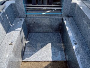 南柏霊園 2025年8月施工事例「未建立だった石碑を新設。外柵はクリーニングで美しさを回復」施工中03