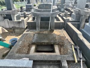 八千代市 2025年7月施工「外柵はそのままに。和型墓石を新設して整えるお墓」施工風景1