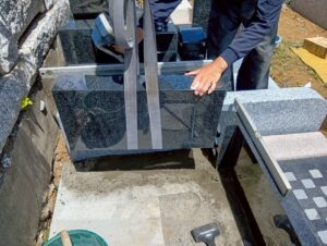 八柱霊園 2025年8月施工事例「桜の彫刻が映える和モダン墓石「色葉」。想いをかたちにした建立」施工風景5