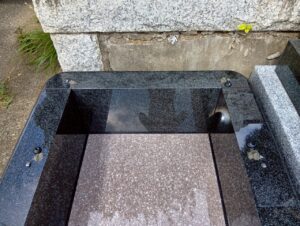 八柱霊園 2025年8月施工事例「桜の彫刻が映える和モダン墓石「色葉」。想いをかたちにした建立」施工風景6