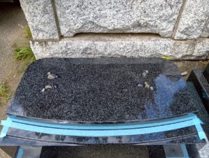 八柱霊園 2025年8月施工事例「桜の彫刻が映える和モダン墓石「色葉」。想いをかたちにした建立」施工風景9