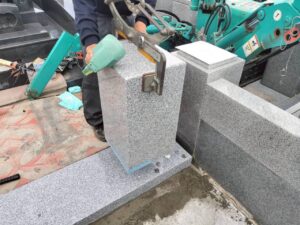 南柏霊園 2025年9月施工事例「生前に想いをかたちに-白い御影石による寿綾墓石の建立」施工風景04