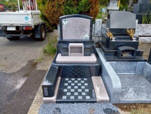 八柱霊園 2025年8月施工事例「桜の彫刻が映える和モダン墓石「色葉」。想いをかたちにした建立」完成2