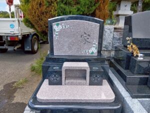 八柱霊園 2025年8月施工事例「桜の彫刻が映える和モダン墓石「色葉」。想いをかたちにした建立」完成3