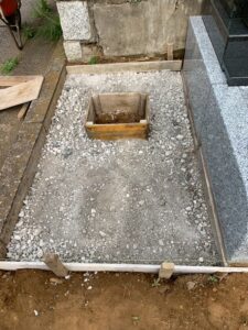 八柱霊園 2025年8月施工事例「桜の彫刻が映える和モダン墓石「色葉」。想いをかたちにした建立」基礎工事2