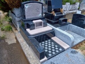 八柱霊園 2025年8月施工事例「桜の彫刻が映える和モダン墓石「色葉」。想いをかたちにした建立」完成6