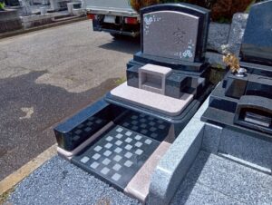 八柱霊園 2025年8月施工事例「桜の彫刻が映える和モダン墓石「色葉」。想いをかたちにした建立」完成1