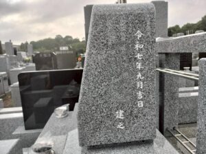 南柏霊園 2025年9月施工事例「生前に想いをかたちに-白い御影石による寿綾墓石の建立」完成05