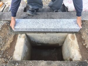 八千代市 2025年7月施工「外柵はそのままに。和型墓石を新設して整えるお墓」施工風景2