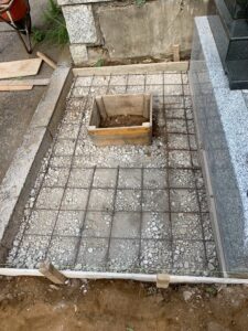 八柱霊園 2025年8月施工事例「桜の彫刻が映える和モダン墓石「色葉」。想いをかたちにした建立」基礎工事3