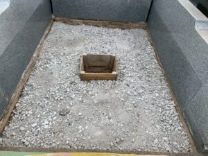 南柏霊園 2025年9月施工事例「生前に想いをかたちに-白い御影石による寿綾墓石の建立」基礎工事03