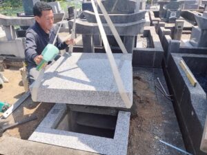 八千代市 2025年7月施工「外柵はそのままに。和型墓石を新設して整えるお墓」施工風景5