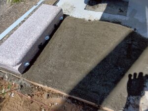 八柱霊園 2025年8月施工事例「桜の彫刻が映える和モダン墓石「色葉」。想いをかたちにした建立」施工風景1