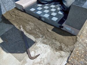 八柱霊園 2025年8月施工事例「桜の彫刻が映える和モダン墓石「色葉」。想いをかたちにした建立」施工風景2