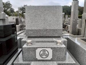 南柏霊園 2025年9月施工事例「生前に想いをかたちに-白い御影石による寿綾墓石の建立」完成04