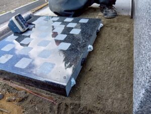 八柱霊園 2025年8月施工事例「桜の彫刻が映える和モダン墓石「色葉」。想いをかたちにした建立」施工風景4