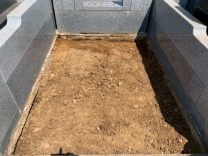 南柏霊園 2025年9月施工事例「生前に想いをかたちに-白い御影石による寿綾墓石の建立」基礎工事02