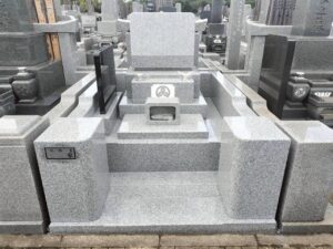 南柏霊園 2025年9月施工事例「生前に想いをかたちに-白い御影石による寿綾墓石の建立」完成02