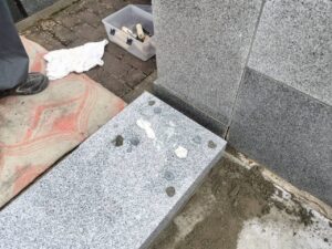 南柏霊園 2025年9月施工事例「生前に想いをかたちに-白い御影石による寿綾墓石の建立」施工風景02