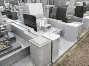 南柏霊園 2025年9月施工事例「生前に想いをかたちに-白い御影石による寿綾墓石の建立」完成03