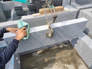 南柏霊園 2025年9月施工事例「生前に想いをかたちに-白い御影石による寿綾墓石の建立」施工風景06