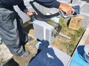南柏霊園 2026年7月施工事例「シンプルで長く安心してお参りできるお墓を」据付工事3
